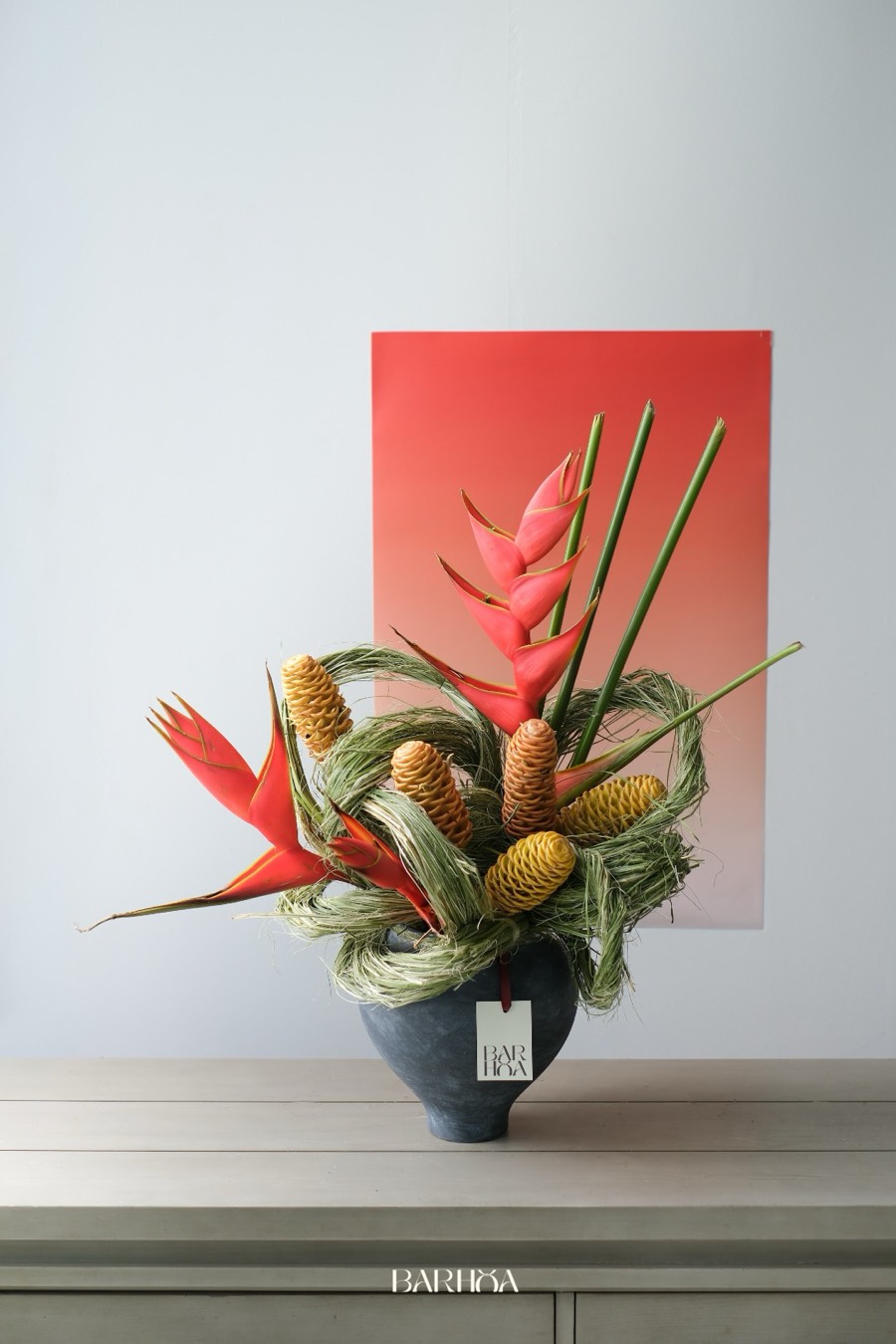 Bình hoa nhiệt đới Bar Hoa Florist trên mặt bàn gỗ