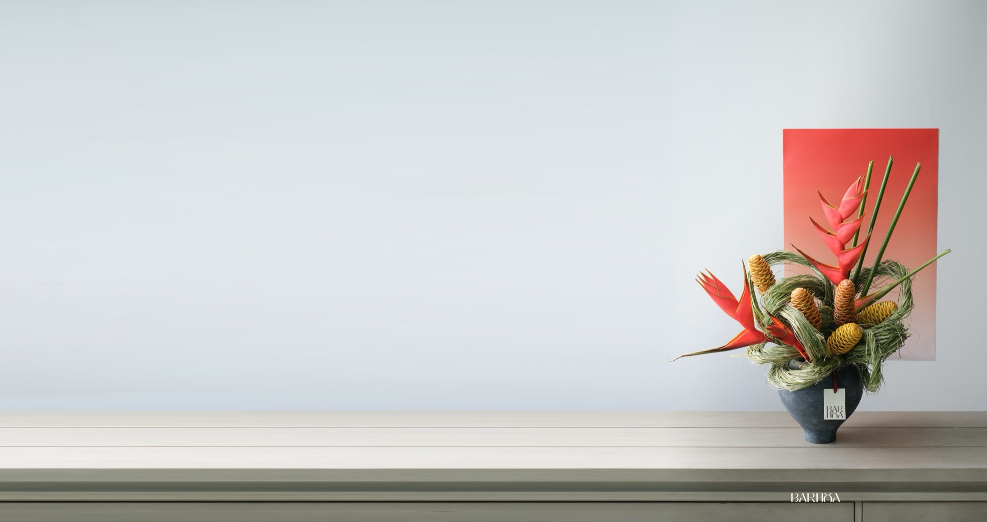 Bình hoa nhiệt đới Bar Hoa Florist trên mặt bàn gỗ