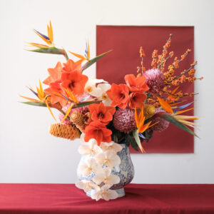 bình hoa lan hồ điệp và huệ tây