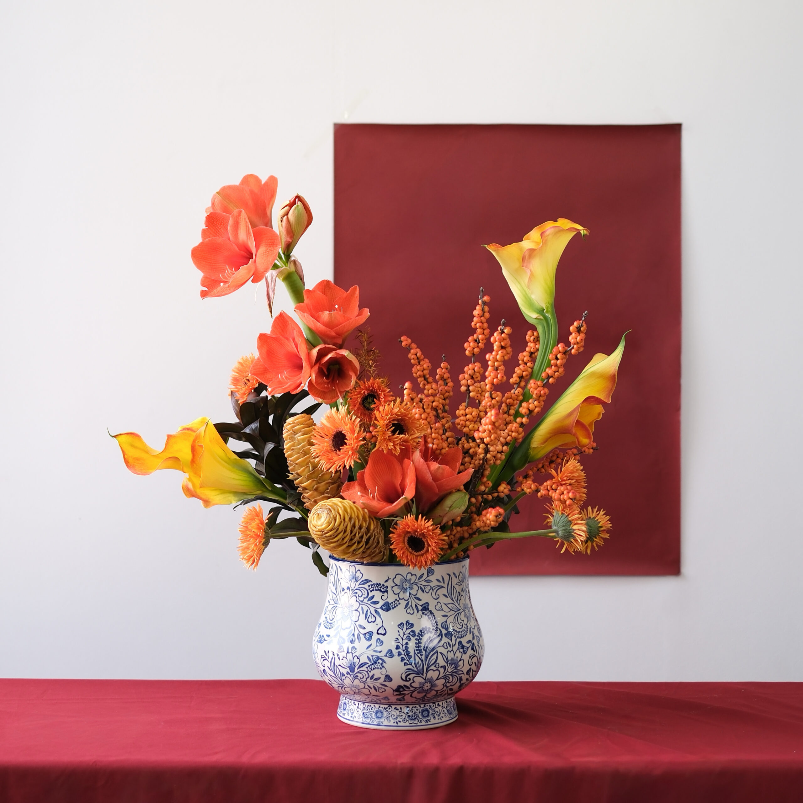 bình hoa loa kèn vàng và nghệ tây bình hoa loa kèn vàng và nghệ tây